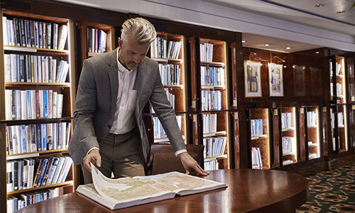 Gast in der Bibliothek