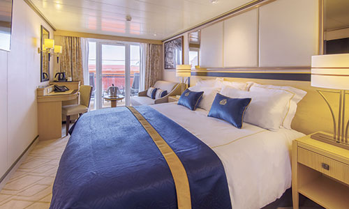 Britannia Balkonkabine Kingsizebett und Blick auf Sitzbereich und Balkon