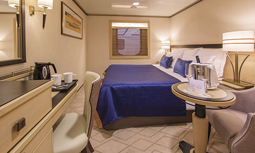 Britannia Innenkabine mit Kingsizebett und Schreibtisch