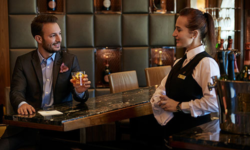 Gast an der Bar auf der Queen Mary 2