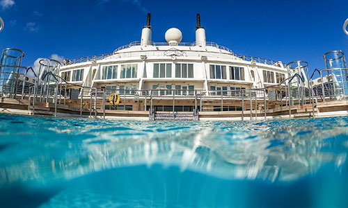 Pool an Bord der Queen Mary 2