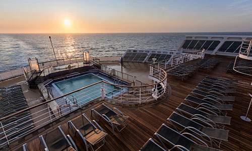 Pool in der Abendsonne und Blick aufs Meer
