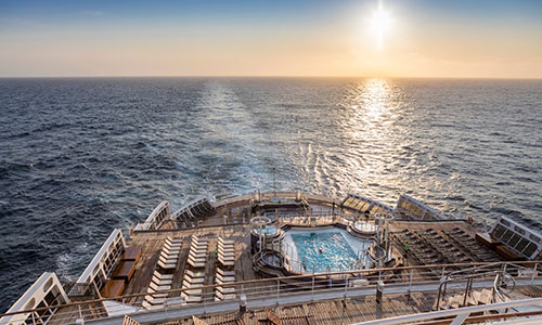 Pool im Abendlicht auf der Queen Mary 2