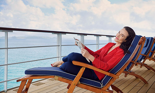 Gast auf Deckchair an Bord der Queen Mary 2