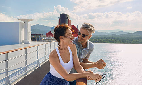 Gäste an der Reeling mit Blick aufs Meer
