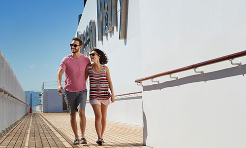 Gäste beim walking an Bord der Queen Mary 2