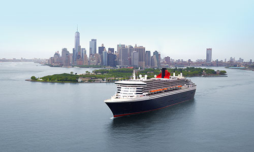 Queen Mary 2 mit Skyline von New York
