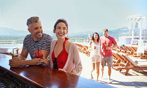 Gäste an der Poolbar