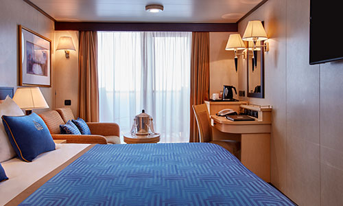 Britannia Balkonkabine mit Kingsizebett und Schreibtisch