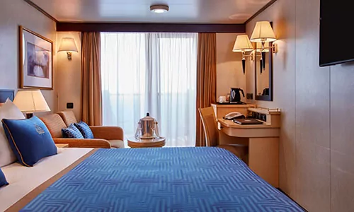 Britannia Balkonkabine mit Kingsizebett und Schreibtisch