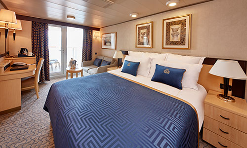 Britannia Club Balkonkabine mit Kingsizebett und Schreibtisch