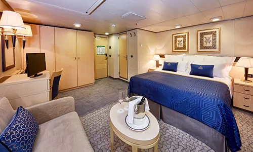 Britannia Innenkabine mit Kingsizebett und Sofa