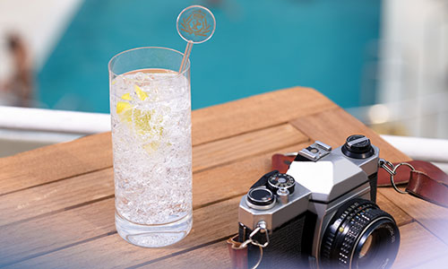 Getränk und Fotoapparat auf Aussentisch