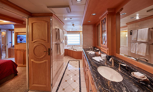 Queens Master Suite Wohnbereich mit Blick auf Balkon