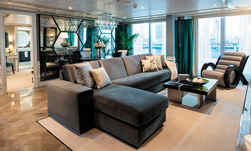 Wohnbereich in Grand Suite mit Blick auf Veranda auf der Seven Seas Explorer