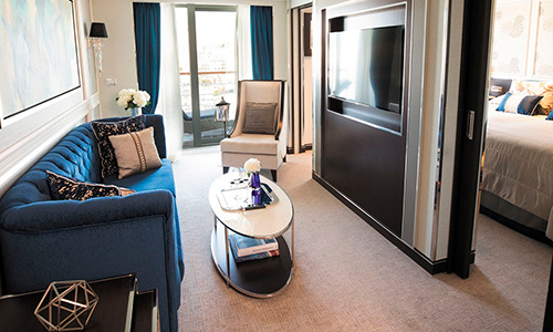 Wohnbereich und Blick in Schlafzimmer der Penthouse Suite auf der Seven Seas Explorer