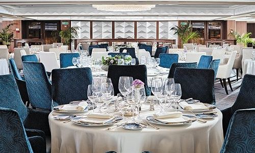 Tische vornehm gedeckt im Restaurant Compass Rose auf dem Luxuskreuzfahrtschiff Seven Seas Navigator