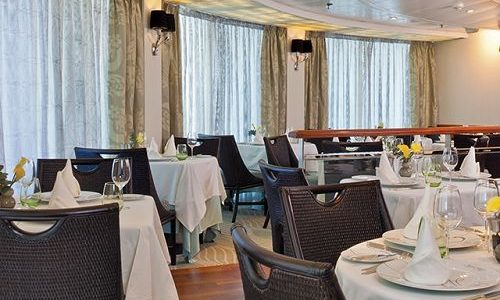 Köstliche Mahlzeiten im Sette Mari Restaurant auf dem Luxuskreuzfahrtschiff Seven Seas Navigator