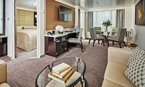Seven Seas Navigator Exquisite Suiten Wohn-Esszimmer mit Blick in Schlafrzimmer der Navigator Suite