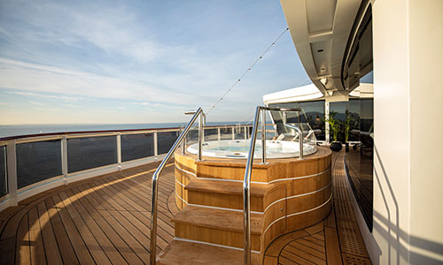 Whirlpool auf Deck in Regent Suite auf Sevens Seas Splendor