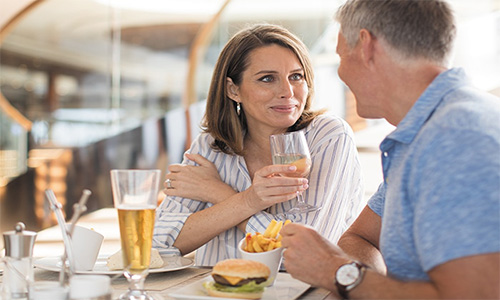 Gäste am Pool Grill auf der Seven Seas Splendor