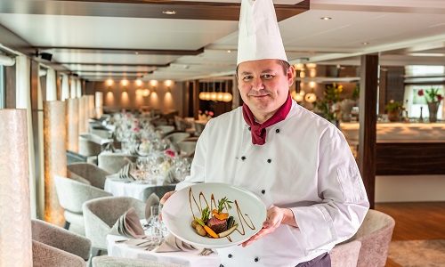 Koch im Panorama Rstaurant auf dem Flusskreuzfahrtschiff Amadeus Queen