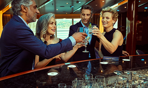Gäaste an der Bar auf den Luxuskreuzfahrtschiffen Seabourn Encore und Ovation
