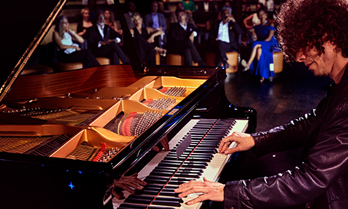 Musiker am Klavier im Grand Salon aauf den Luxuskreuzfahrtschiffen Seabourn Encore und Ovation