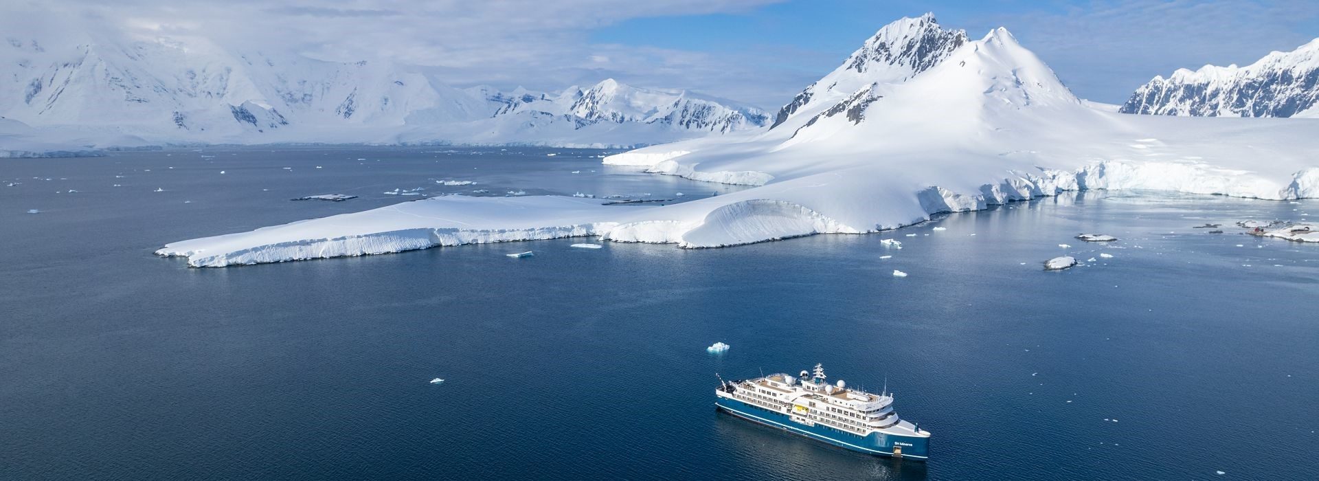 Swan Hellenic Kreuzfahrtschiff in einer Bucht Antarktis