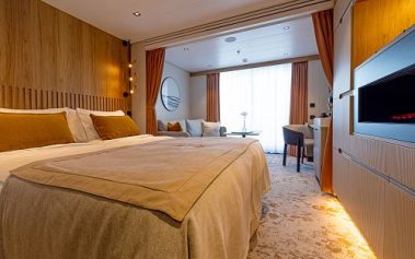 Blick vom grossen Bett auf Wohnberiech in Balkonkabine