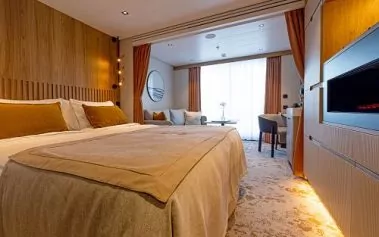 Blick vom grossen Bett auf Wohnberiech in Balkonkabine