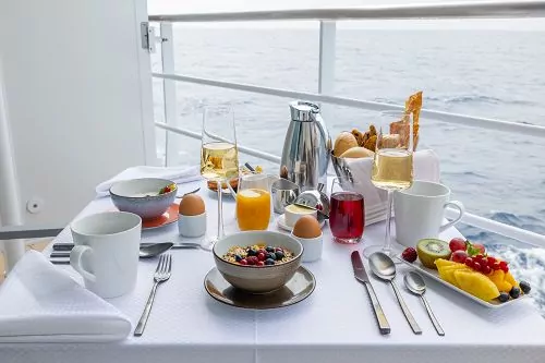 Frühstück auf dem Balkon