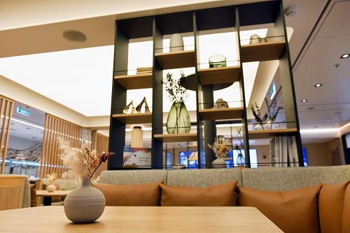 Blick in die Club Lounge mit Sitzgruppe