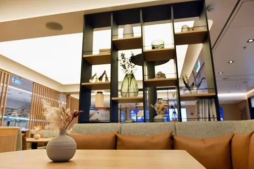 Blick in die Club Lounge mit Sitzgruppe