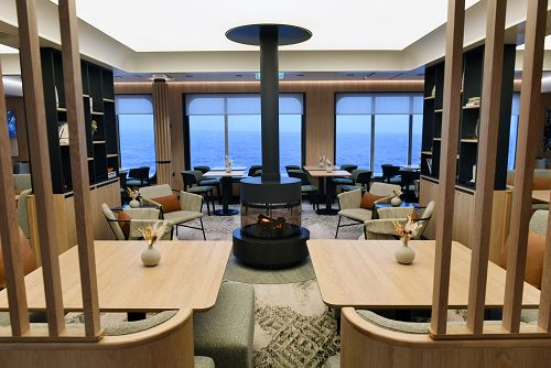 Blick in Club Lounge mit Esstischen und Sitzgruppen