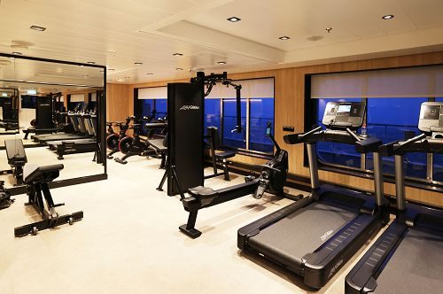 Gymnastikraum mit Laufbändern