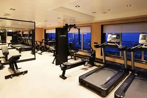 Gymnastikraum mit Laufbändern