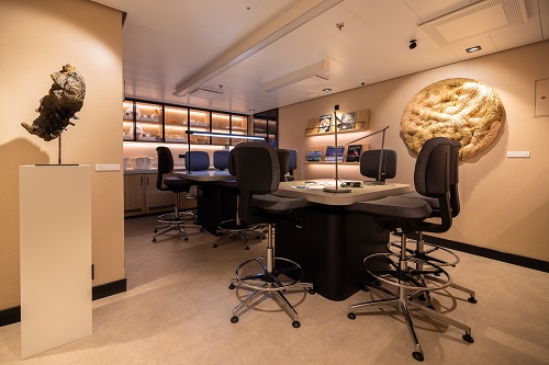 Blick ins Labor mit Tischen und Geräten