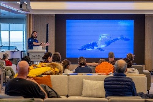 Vortrag in der Observation Lounge mit grosser Bildschirmwand