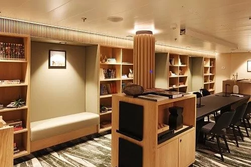 Bibliothek mit Bücherregalen und Tisch
