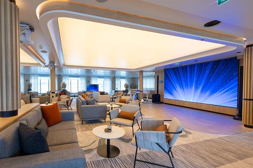 Observation Lounge mit Display-Wand und Sitzgelegenheiten