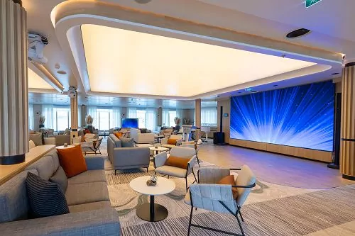 Observation Lounge mit Display-Wand und Sitzgelegenheiten