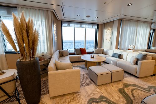 Sitzgelegenheit und Blick nach draußen in der Observation Lounge auf der SH Minerva