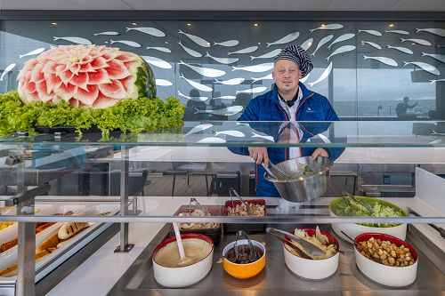Buffet am Grill auf de Pooldeck