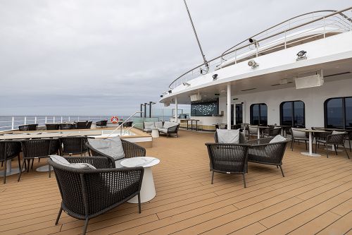 Grill auf dem Pooldeck Außenbereich