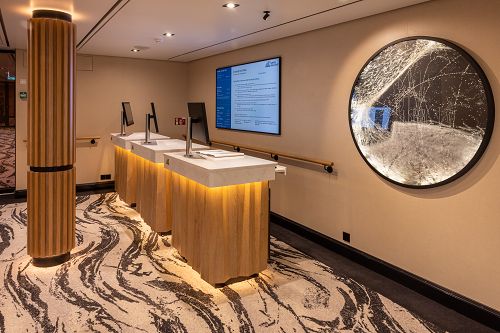 Blick auf Rezeption und Bildschirme