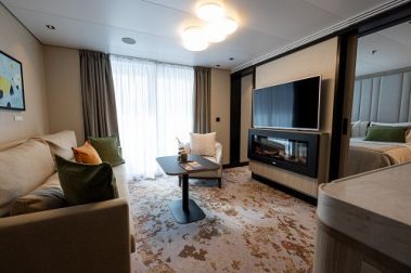 Suite auf SH Minerva mit Wohnbereich und Blick in Schlafbereich