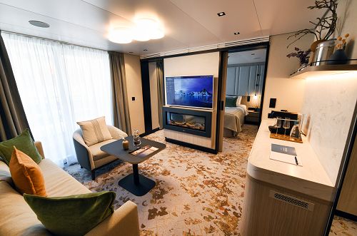 Suite mit Sitzbereich, Bildschirm und Kamin