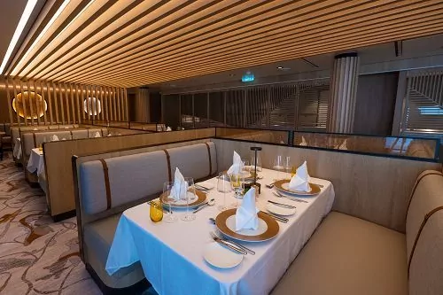Sitzecken im Hauptrestaurant