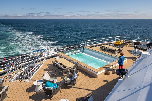 Pooldeck mit Sitzgruppe